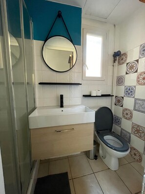 Douche, sèche-cheveux, serviettes fournies, savon