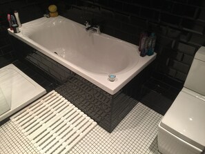 Hårføner, håndklær, såpe og toalettpapir