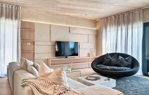 Fernseher, Kamin, Stereoanlage