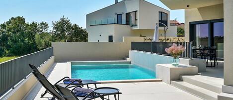 حمّام سباحة مُدفَّأ