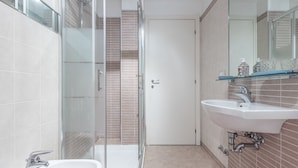 Basic Apartment | Bathroom | Shower, rainfall showerhead, hair dryer, towels - ANDREA COSTA (Bologna)