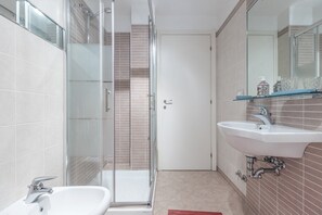 Basic Apartment | Bathroom | Shower, rainfall showerhead, hair dryer, towels - ANDREA COSTA (Bologna)