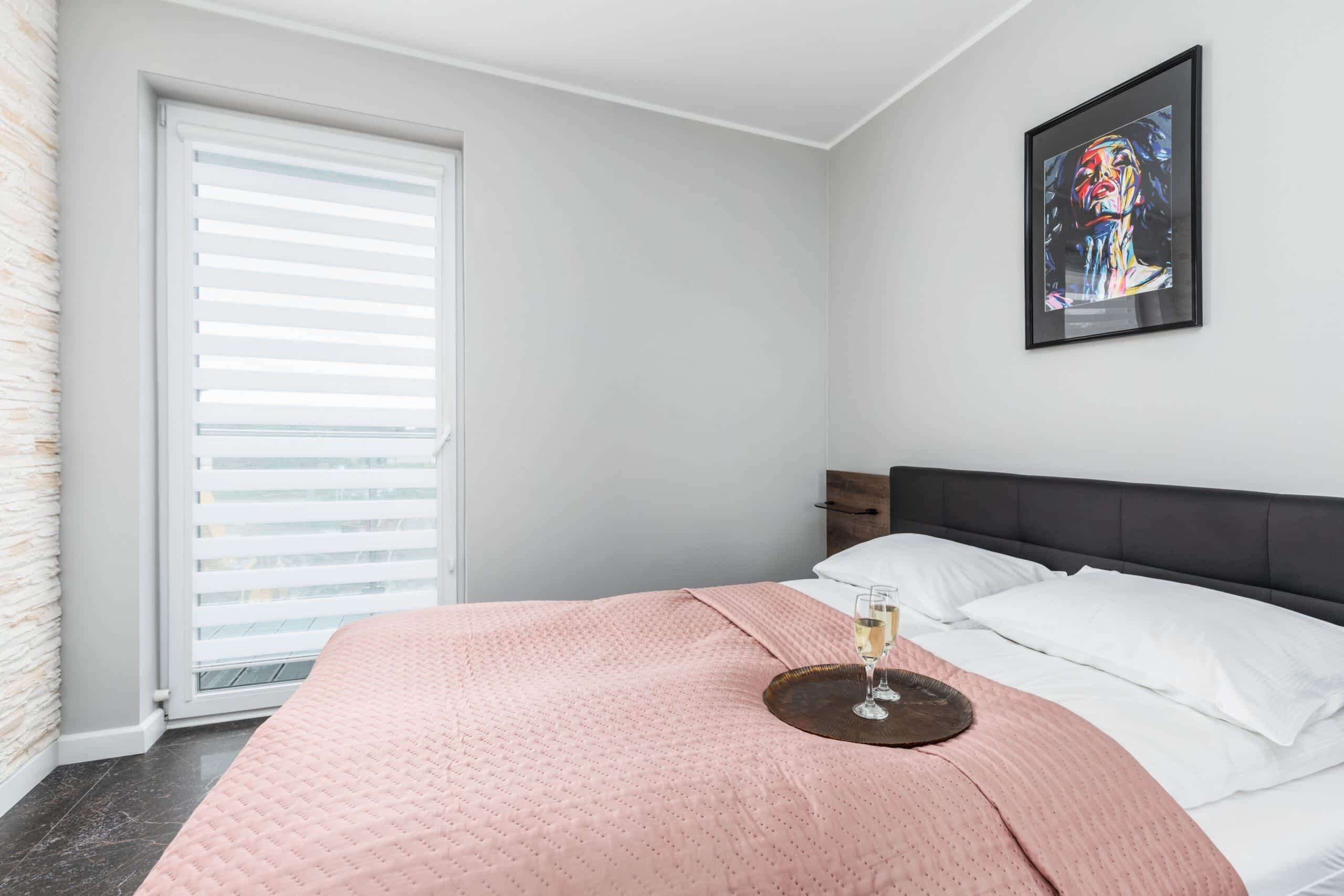 1 chambre, fer et planche à repasser, draps fournis