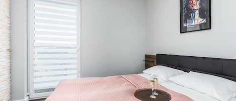 1 habitación, tabla de planchar con plancha y ropa de cama