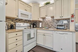 冷蔵庫、電子レンジ、オーブン、コンロ