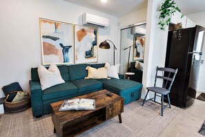 TV, offices - Dreamy Hideaway in the heart of Shandon (Columbia)