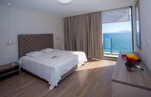 6 bedrooms, travel cot, free WiFi, bed sheets - Gorgeous home in Drvenik (Drvenik)