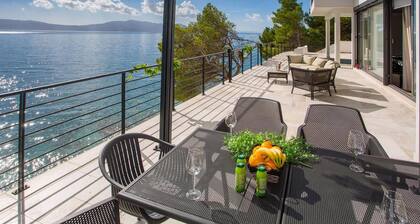 Gorgeous home in Drvenik