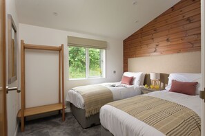 2 kamar tidur dan didekorasi berbeda-beda