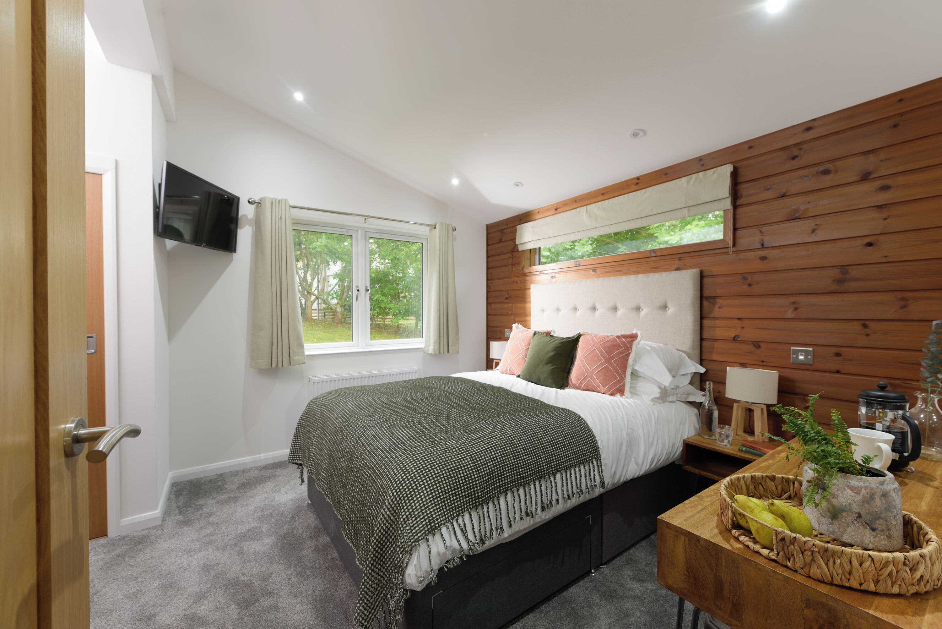 2 Schlafzimmer, individuell dekoriert, individuell eingerichtet
