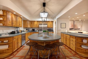 Coffee/tea maker, fridge, microwave, oven - Golfers Paradise Mini golf, BBQ FirePit and a pool (Scottsdale)