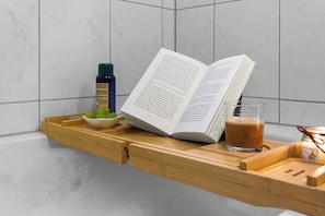 Haartrockner, Handtücher, Seife, Shampoo