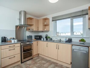 Fridge, microwave, oven, stovetop - Spacious 3-bed House in Porth Beach, Newquay (Newquay)
