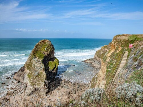 Spacious 3 Bed House - Sleeps 6 - Parking - Wifi