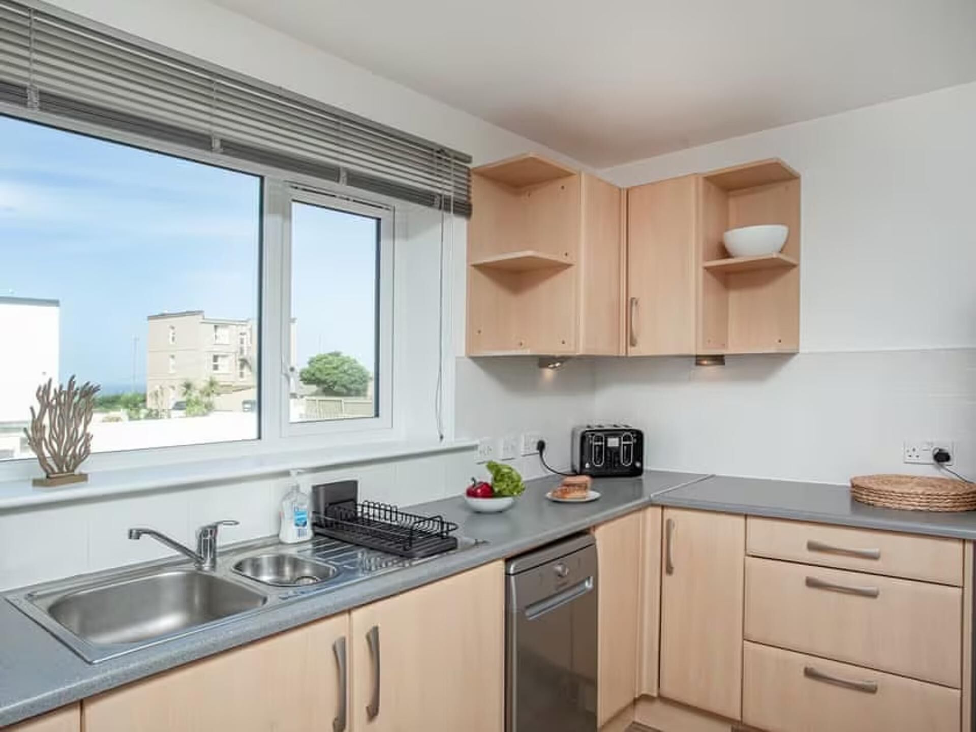 電冰箱、微波爐、烤箱、爐台