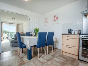 Fridge, microwave, oven, stovetop - Spacious 3 Bed House - Sleeps 6 - Parking - Wifi (Newquay)