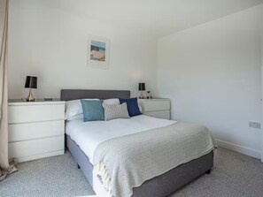 3 bedrooms, iron/ironing board, free WiFi, bed sheets - Spacious 3-bed House in Porth Beach, Newquay (Newquay)