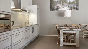 Kjøleskap, mikrobølgeovn, oppvaskmaskin og kjøkkenutstyr