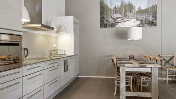 Fridge, microwave, dishwasher, cookware/dishes/utensils