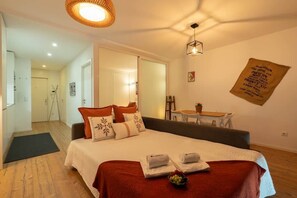1 dormitorio, tabla de planchar con plancha, cuna de viaje y wifi