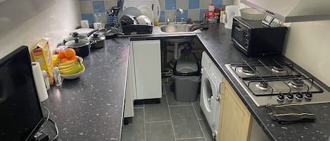 House | Private kitchen | Fridge, microwave, stovetop, electric kettle