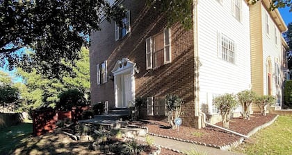 Room in House - Executive Private Room w Bath Near Shopping