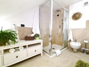 Haartrockner, Bidet, Handtücher, Seife