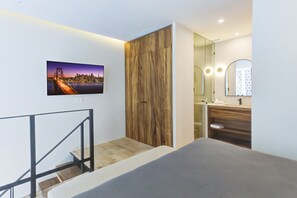 Iron/ironing board, WiFi, bed sheets, wheelchair access