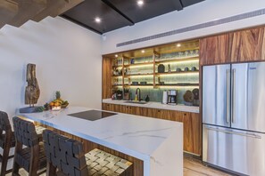 Réfrigérateur, micro-ondes, four, plaque de cuisson