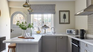 Fridge, microwave, oven, stovetop - Wallhope Retreat - Chepstow, spectacular views (Chepstow)