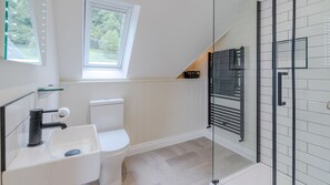 Bathtub, hair dryer, towels - Wallhope Retreat - Chepstow, spectacular views (Chepstow)