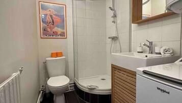 Doccia, asciugacapelli, asciugamani, sapone