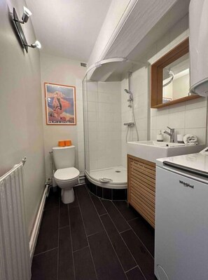 Douche, serviettes fournies, savon, papier toilette