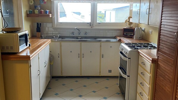 Frigorifero, microonde, forno, piano cottura