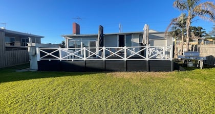 Ahoy Family Beach Escape - Walking Distance to Foreshore and Main Street