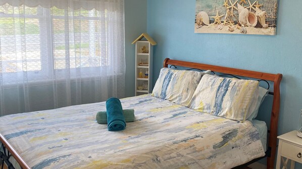 4 bedrooms, desk, WiFi, bed sheets