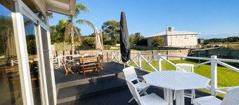 Ahoy Family Beach Escape -  Walking Distance to Foreshore and Main Street