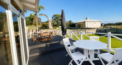 Ahoy Family Beach Escape - Walking Distance to Foreshore and Main Street