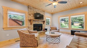 Älytelevisio, takka, tietokoneen näyttö