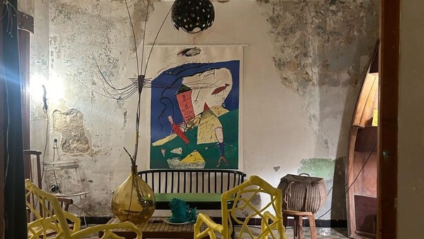 A room with a checkered floor, a painting on the wall, and yellow chairs. - Roquefort des Corbières house (Roquefort-des-Corbières)