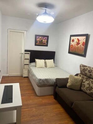 1 habitación, tabla de planchar con plancha y ropa de cama 