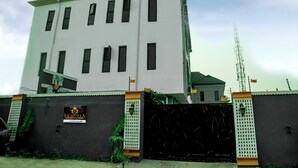 Un edificio de varios pisos con un letrero que dice "Richvilla".