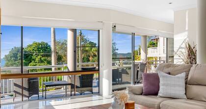 Beachside Manor - Stunning 6-bedroom, 3-bathroom home in an exclusive, absolute beachfront location