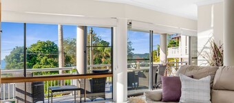 Beachside Manor - Stunning 6-bedroom, 3-bathroom home in an exclusive, absolute beachfront location