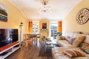 TV - ICONIC 2 AP4375 By Riviera Holiday Homes (Niza)