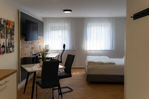 Monolocale comfort, 1 letto queen | Una scrivania, Wi-Fi gratuito, lenzuola