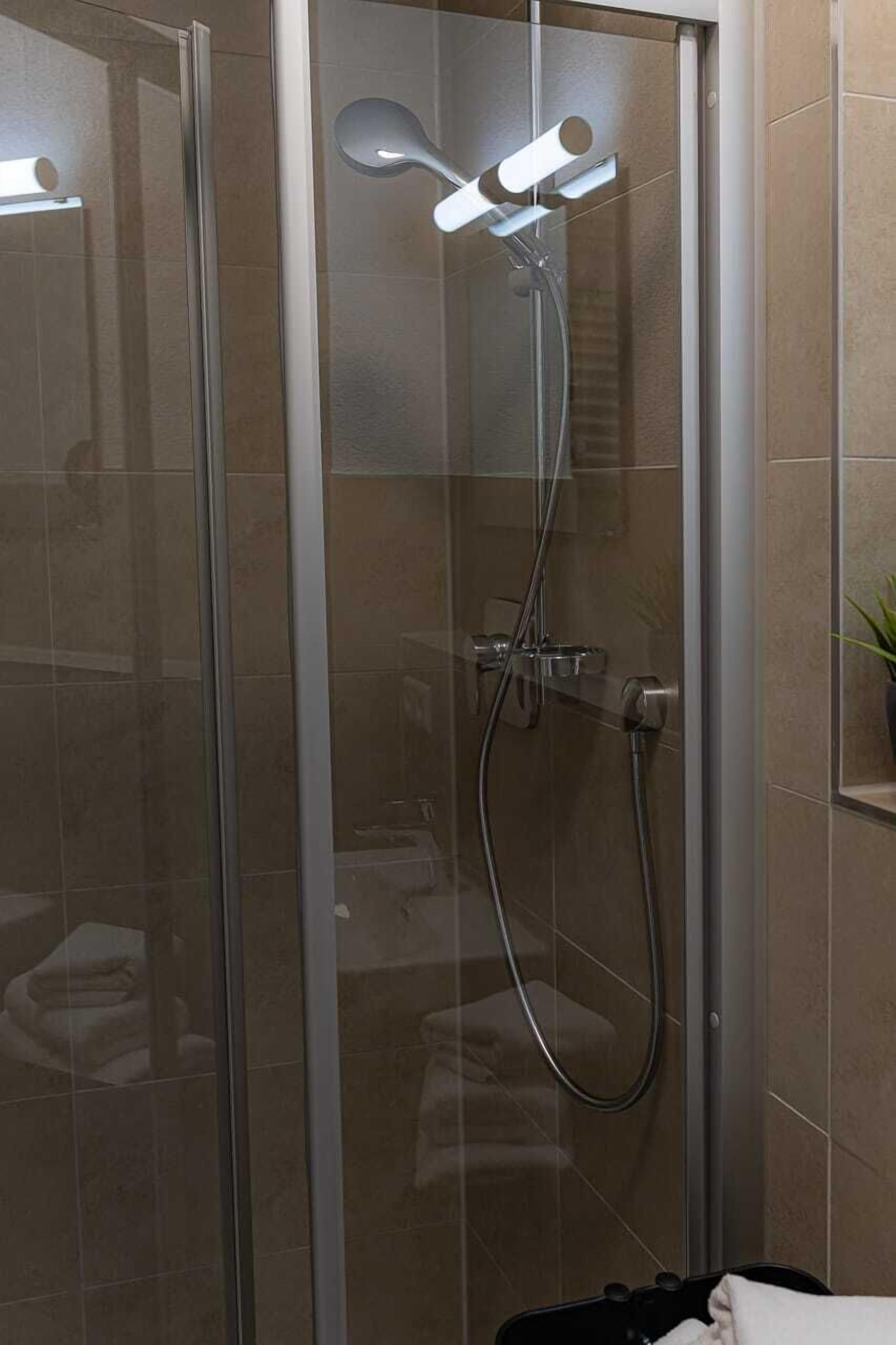 Comfort-Studio, 1 Queen-Bett | Badezimmer | Dusche, Haartrockner, Handtücher, Seife