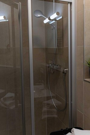 Comfort studio, 1 queensize bed | Badkamer | Een douche, een haardroger, handdoeken, zeep