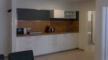 Micro-ondes, plaque de cuisson, lave-vaisselle, bouilloire électrique