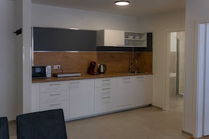 Microondas, placa de cocina, lavavajillas, tetera/pava eléctrica